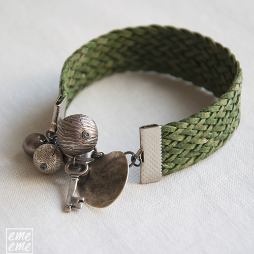 Bracelet Plaited green cords and charms