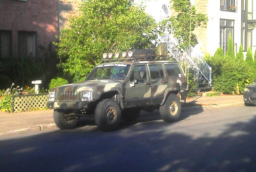 L'auto du jour : Jeep Cherokee version Army/Safari