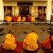 Monges tibetanos orando