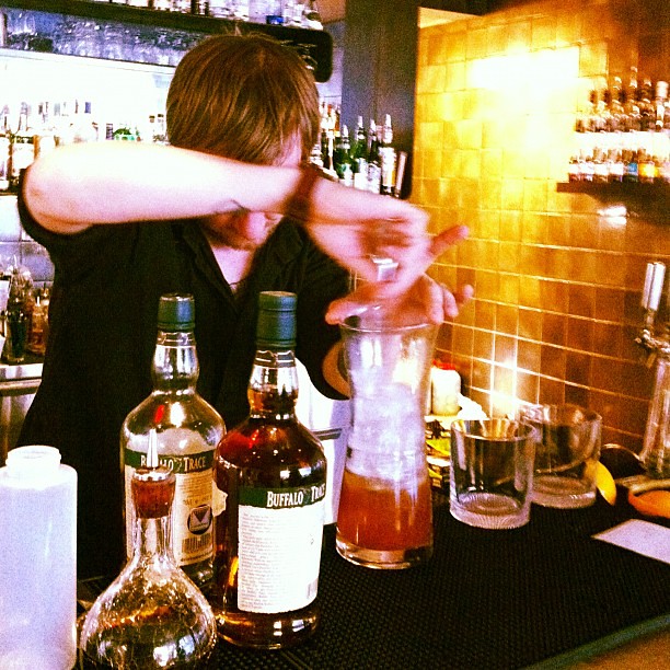 @jnystromdesign har beställt bartender-resurs-slukaren Old fashioned kl 15.45