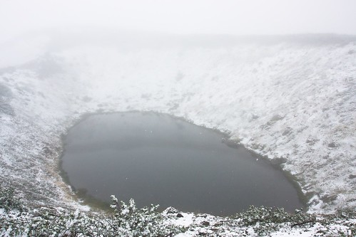 雪降る擂鉢池