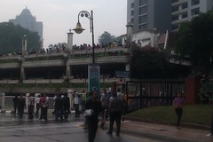 "We want peace!" Protestors shout from hospital, Jalan Pudu.