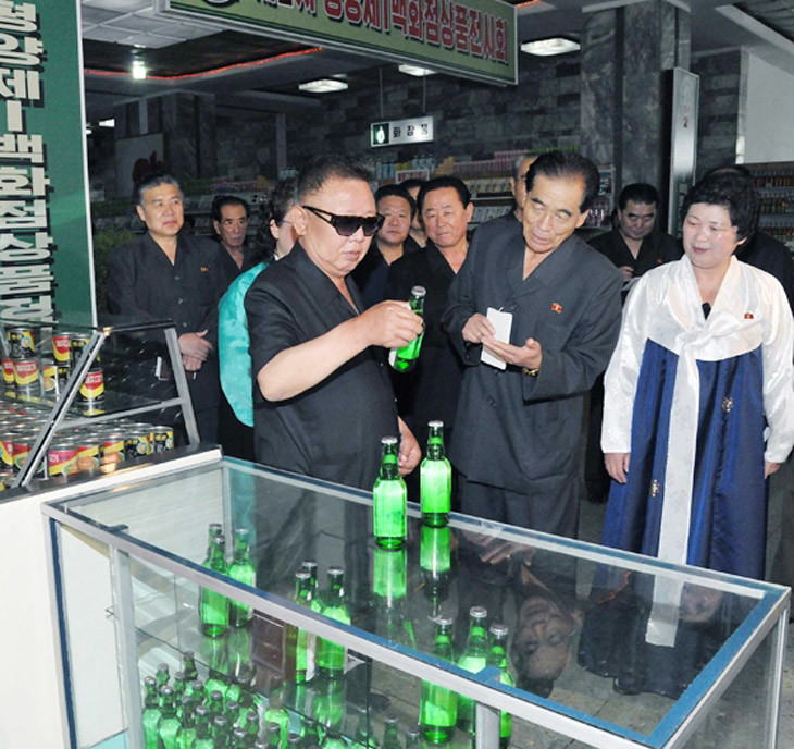 Полководец Ким Чен Ир руководит на месте работой Универмага № 1.Свежие фото с мест скоростного боя 