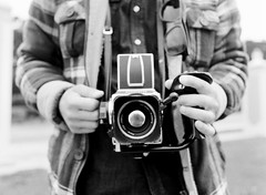 A boy and his camera photo enfant appareil photo noir et blanc