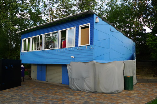 Blaues Haus am Main in Niederrad. Juli 2011