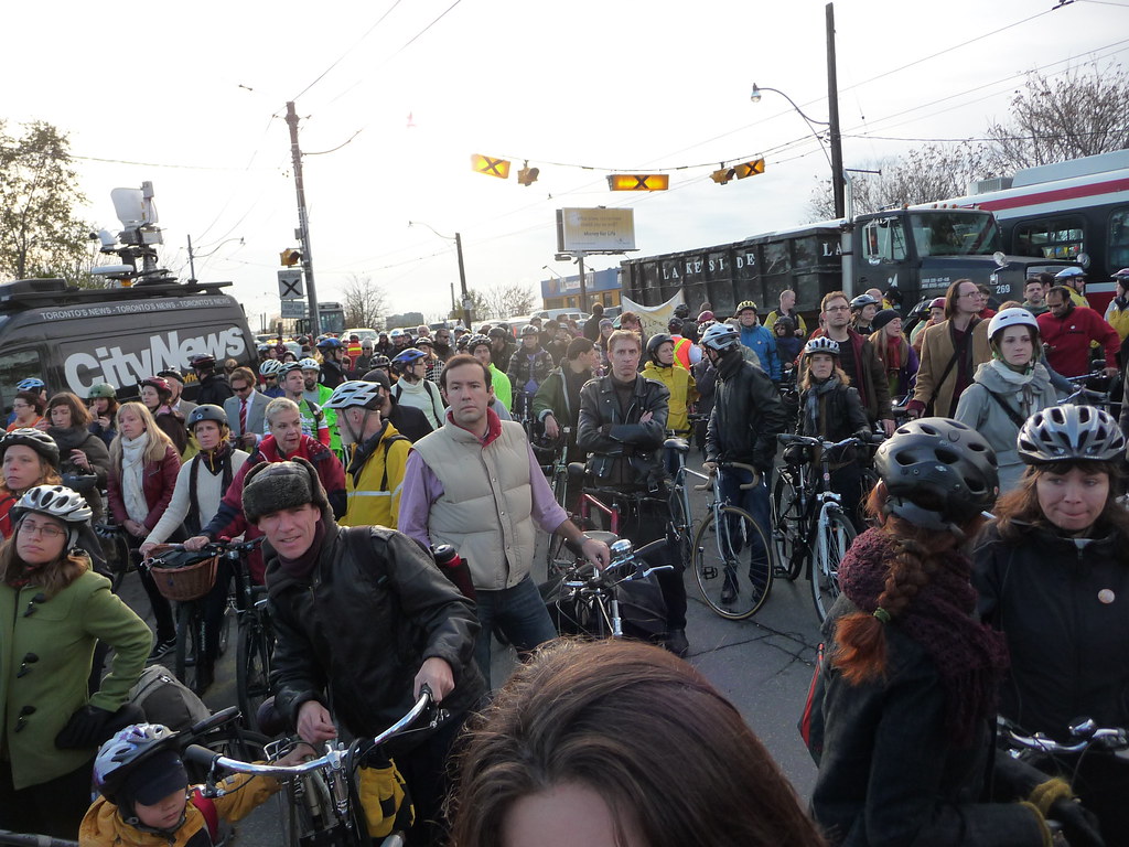 Hundreds of cyclists