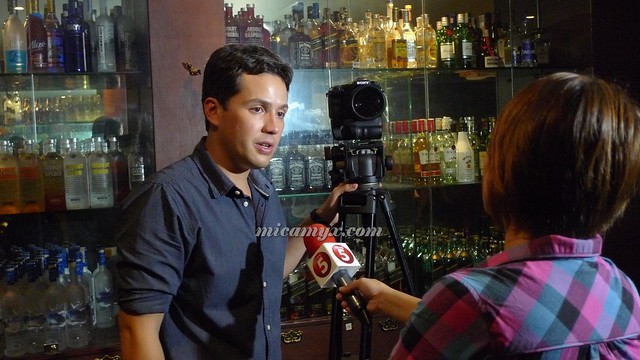 Direk Paul Soriano with his 'other' girlfriend (the Sony Cam)