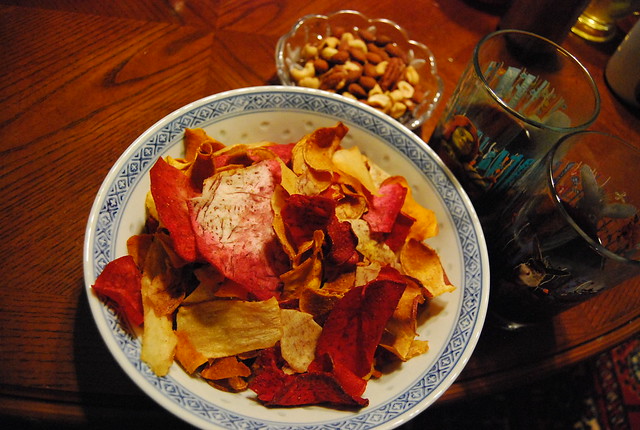 Vegetable chips, nuts and spiced wine