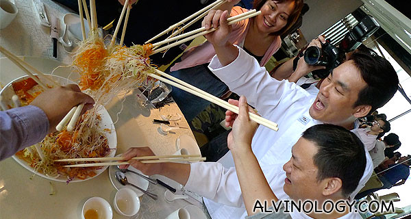 Shin Yeh chefs joined in too for the lo hei