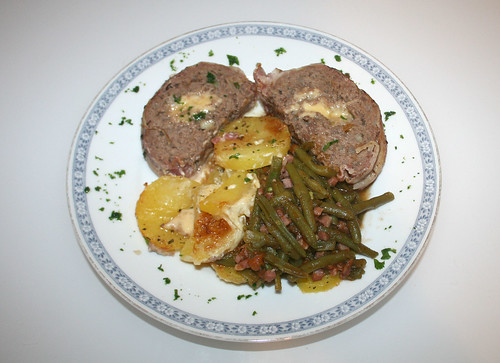 39 - Gefüllter Hackbraten mit Speckbohnen / Stuffed ground meat roast with bacon beans - Fertiges-Gericht