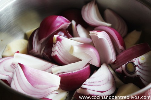 Sopa de cebolla morada con bombones de calabaza. www.cocinandoentreolivos (2)