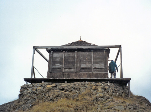 The lookout was in shambles before the restoration.  Photo by Bob Pacific, US Forest Service.