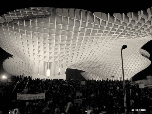 Panorámica de la manifestación a su llegada a la Plaza de la Encarnación, Sevilla