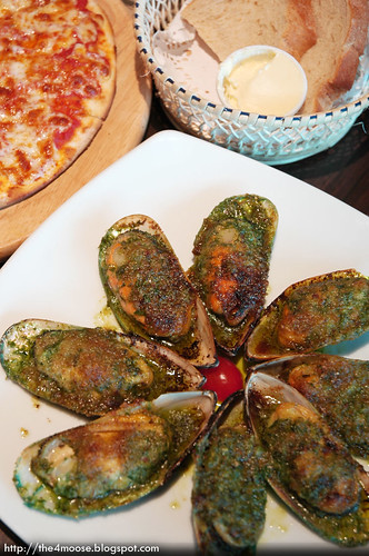 Wine Connection - Gratinated New Zealand Mussels
