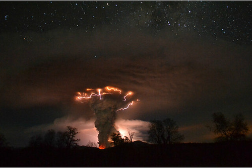Erupción nocturna del Puyehue por Ricardo Mohr R
