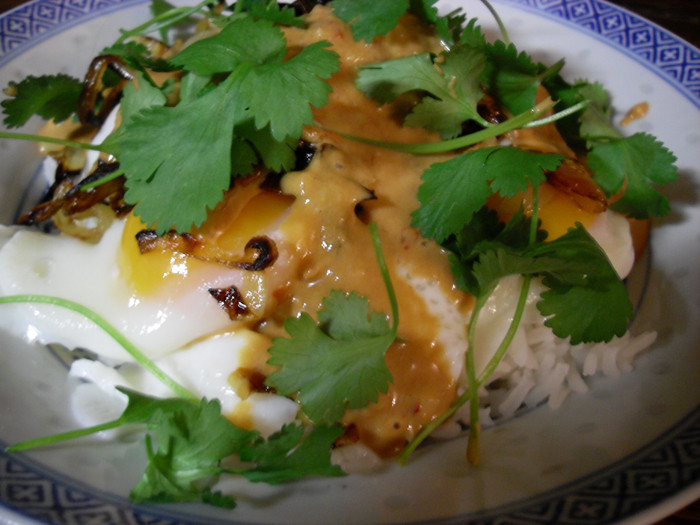 POACHED EGGS WITH RICE AND SATAY SAUCE