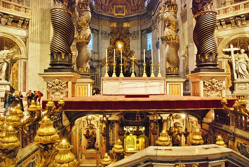La Tumba de San Pedro esta bajo el altar central