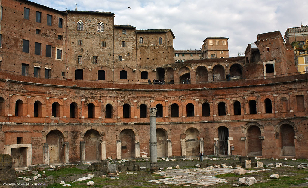 Os mercados de Trajano, com a sua forma em semicírculo, foram encimados durante a Idade Média por habitações. Os romanos apreciavam a robustez dos veneráveis e velhos edifícios da Roma Imperial.