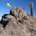 La roccia con bandiera che svetta sull'Isla Incahuasi