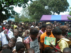 加納的Otuam，學校外擠滿了登記入學的人群，2011年10月4日。(Eleanor Herman/攝影)