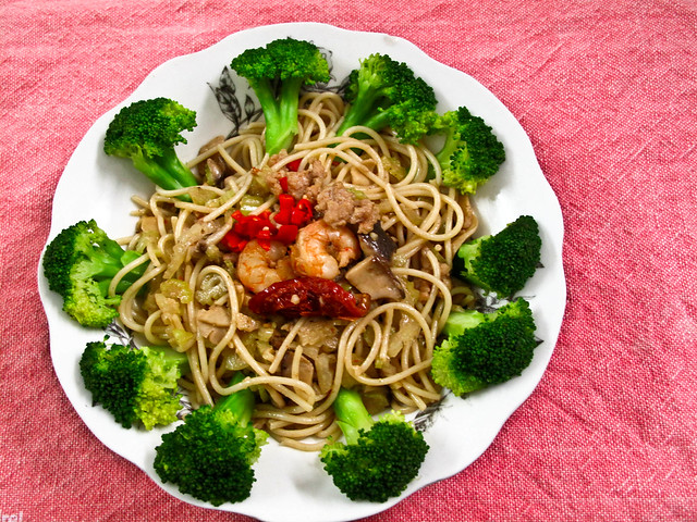 IMG_1145 Spaghetti with broccoli ,prawns and Chinese mushroom