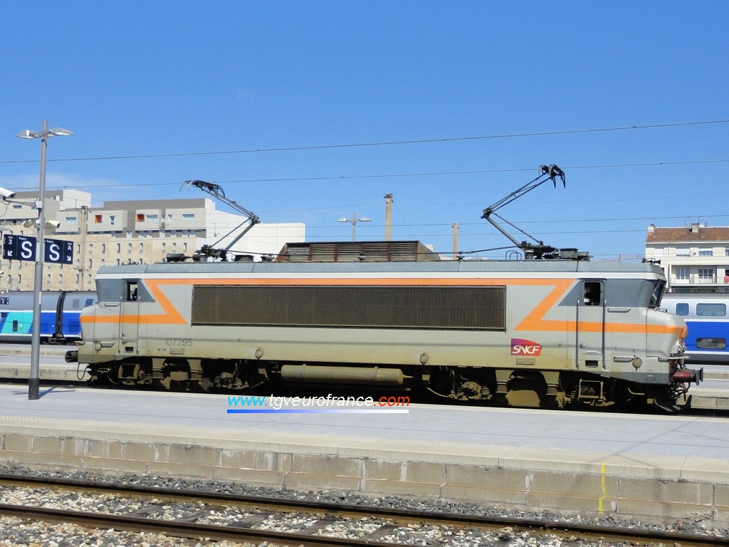 Une locomotive BB 7200 Alsthom en manœuvre haut-le-pied en gare de Marseille Saint-Charles