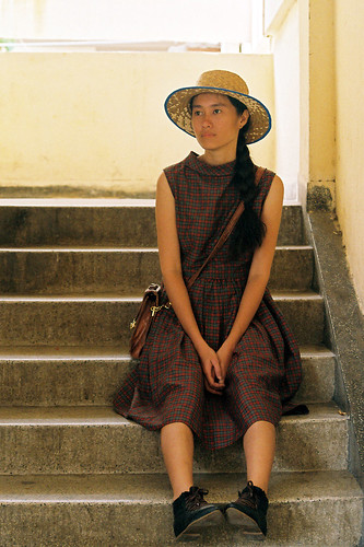 無料写真素材|人物|女性アジア|ワンピース・ドレス|帽子|女性座る|ベトナム人