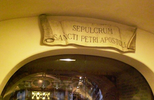 Inscripcion en la puerta del recinto de la tumba de San Pedro