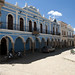 I bei edifici colorati della piazza coloniale di Totora