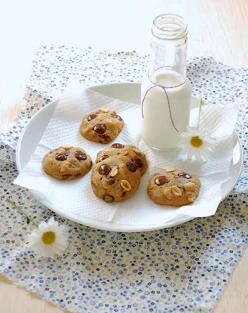 Chocolate chip peanut cookies / Cookies com gotas de chocolate e amendoim