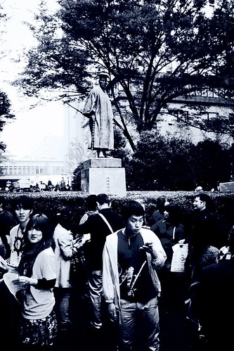 ｢早稲田祭2011｣ People in front of Shigenobu Okuma statue
