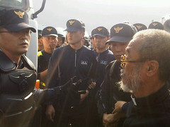神父Moon Kyu-Hyun向警方抗議。照片來源：thinkunit