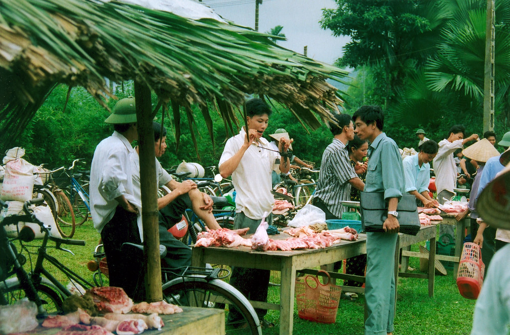 Vente de la viande de porc au marché Xuan An – Province de Phu ThoVente de la vVente de la viande de porc au marché Xuan An - Province de Phu Tho)