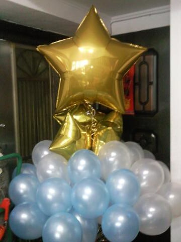 空飄氣球50顆，珍珠白，珍珠淺藍，18吋金色星星3顆，36吋金色星星1顆 by 豆豆氣球材料屋 http://www.dod.com.tw
