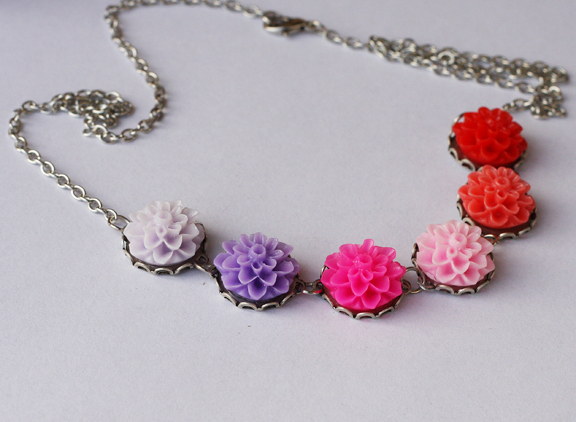 button flower necklace