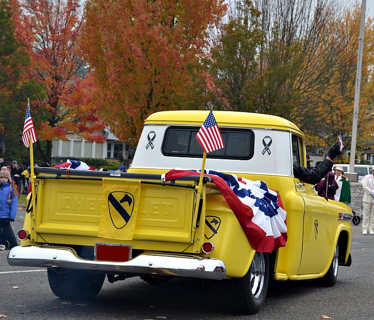 DSC_0061p_veterans_day_parade_vintage_chevy_pickup