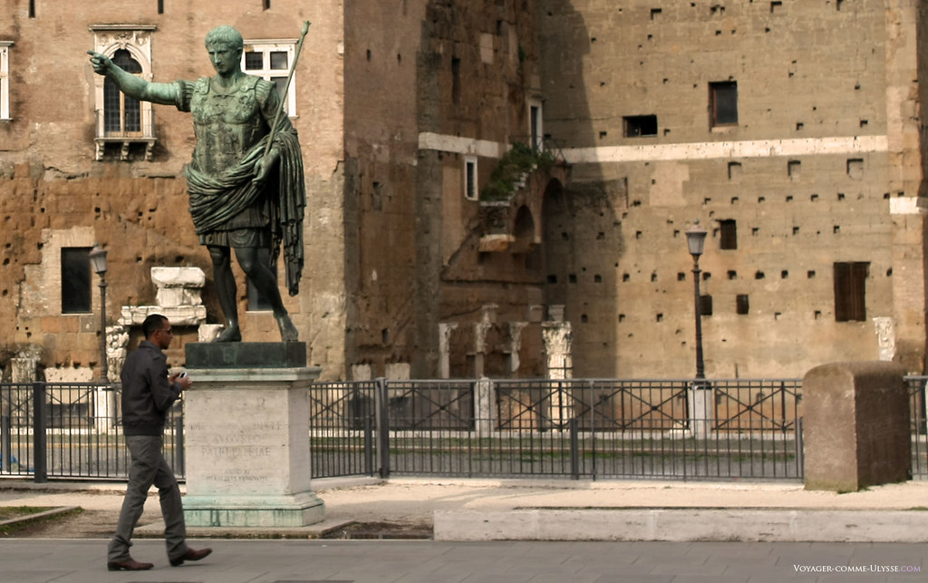 Reprodução da célebre estátua de Augusto de Prima Porta, situada próxima da Casa dos Cavaleiros de Rodes.