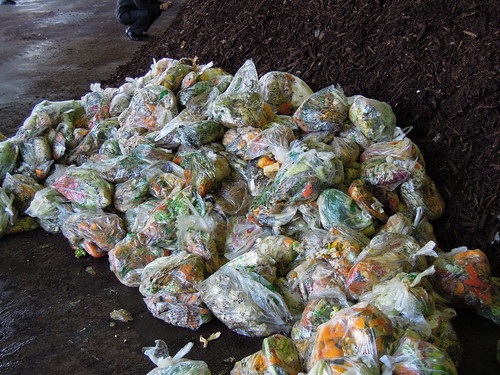 久喜宮代衛生組合 生ゴミ減容化及びHDM堆肥化処理施設 投入される状態の生ゴミ。普通ですね。
