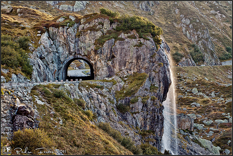 suiza-sustenpass-tunel-y-cascada