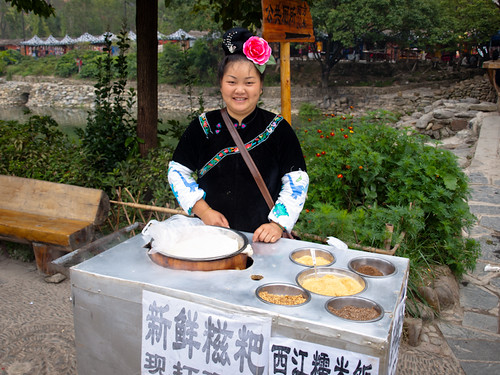 Xijiang - vendedora miao con su tocado tradicional