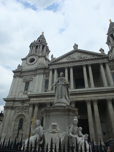 Victoria, by St Paul's