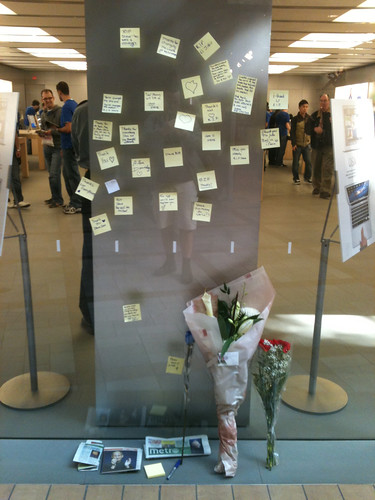 In front of Ottawa's (Ontario, Canada) Apple store (Rideau centre) #RipSteveJobs #RIPSteve