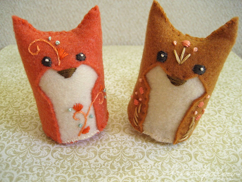 2 foxes
