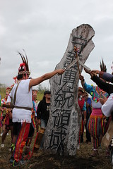 來自花東各地的部落也趕來聲援，在撒下各自部落的泥土之後，正式完成結盟儀式 郭靜雯攝