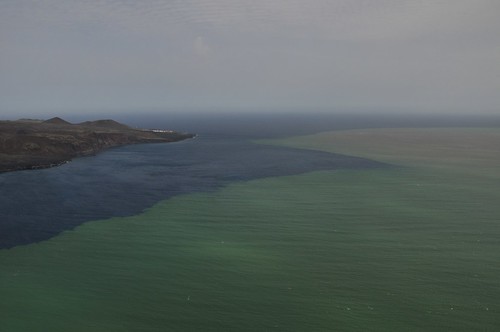 Vista aérea de la erupción submarina de El Hierro