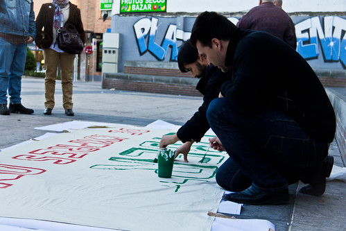 Pintando una pancarta por la libertad de expresión