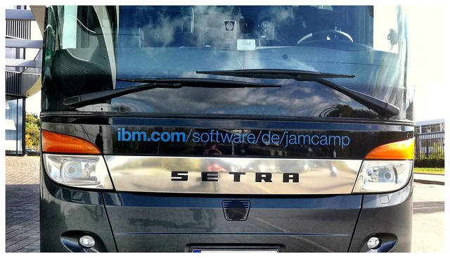 Der JamCamp Social Bus vor dem IBM Campus