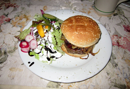 Hütten-Burger - serviert