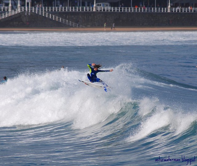 Dani Aznar surfing