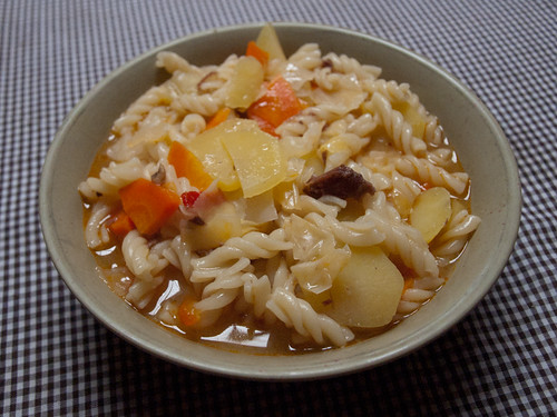 Pasta con sopa de parara, zanahoria y col